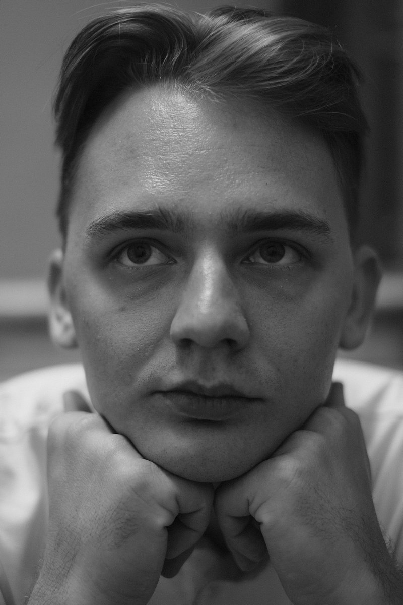 AteoBreaking's tweet photo. Этот пост я написал 2 мая 2019 года. Мне кажется, что он до сих пор актуален. 

Если у тебя есть возможность изменить свою судьбу — меняй. Уезжай. Хуже не будет. Будет только лучше. Будет тяжело, но тут ничего не поделать, все имеет свою плату. 

Здесь от тебя особого толку не будет. Здесь будет еще 20, 30 или 40 лет безвременья, застоя, обещаний, глупостей, скандалов, вранья. А у вас в это время может случиться нормальная жизнь. А если будете скучать по вареникам и салу, родному селу или городу — приедете на несколько дней, полечитесь от ностальгии. Она быстро проходит, если приехать. 
Наши родители остались за бортом перемен с гирями обстоятельств на ногах. Мы сейчас имеем больше возможностей, пользуйтесь этим! 

Вы — свободные люди. Не тратьте жизнь на химеры. Жизнь одна, второй не будет, проживите ее так, чтобы не вспоминать об упущенном шансе. 
Если есть возможность и желание — уезжайте. 
Летите. Перед вами мир. А я, в свою очередь, пожелаю вам удачи!

Ваш Ateo!