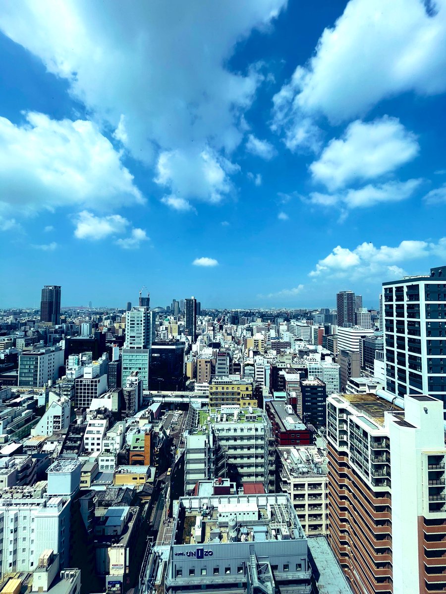 marcpanther's tweet photo. 目が覚めてカーテン開けると最高な大阪の空☀️今日は企業イベントでglobeを流すんだけど、この景色を見てたらUNDER YOUR SKYをリミックスしたくなったw 新幹線の中でちょっとやってみよっと!2時間半でどこまで作れるか?頑張ってみるぜぃ!#ともしびは消さない #globe28th #globe30th https://t.co/4dBrfKEggY