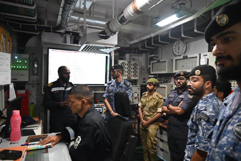 indiannavy's tweet image. #INSVisakhapatnam &amp;amp; #INSDeepak in #Bahrain

Earlier during port call professional interactions with Royal Bahrain Naval Force (RBNF) in various domains of #maritime ops, and best practices shared, aimed at enhancing #cooperation &amp;amp; strengthening ties between the two navies
🇮🇳-🇧🇭🤝