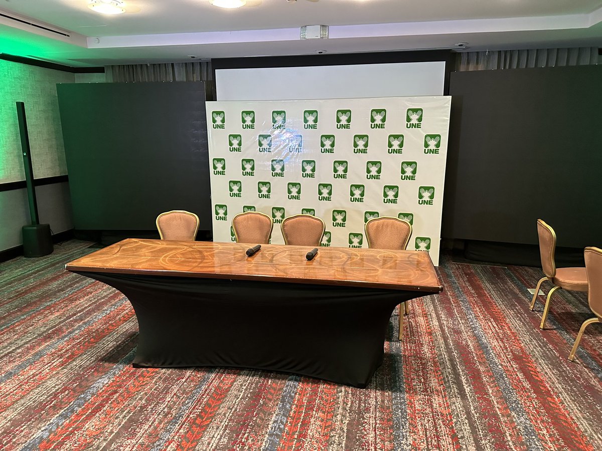 Así está el salón en donde se tenía prevista la conferencia de prensa de Sandra Torres, candidata presidencial del partido UNE, en un hotel de la zona 10 capitalina. Acaban de apagar las pantallas.

Hasta el momento, nadie de la agrupación confirma si el evento se llevará a cabo.