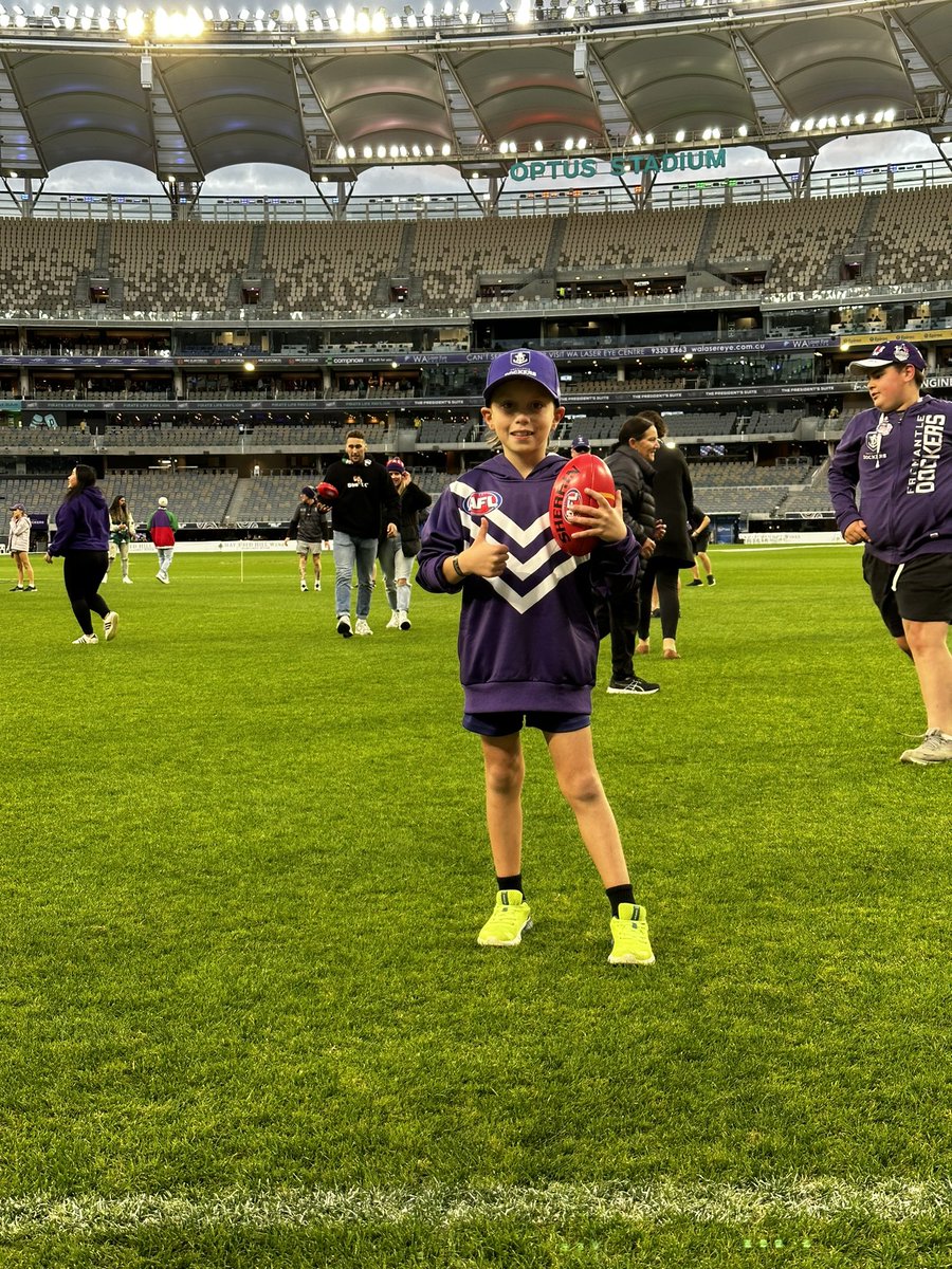 Simon_Dekker's tweet photo. Jack won a kick to kick on the oval after the siren  at Optus stadium, he had no idea. Safe to say he was a pretty stoked 🏉
Thank you mum @16kaystar for entering jack in the competition #foreverfreo https://t.co/VYNtJvk5JU