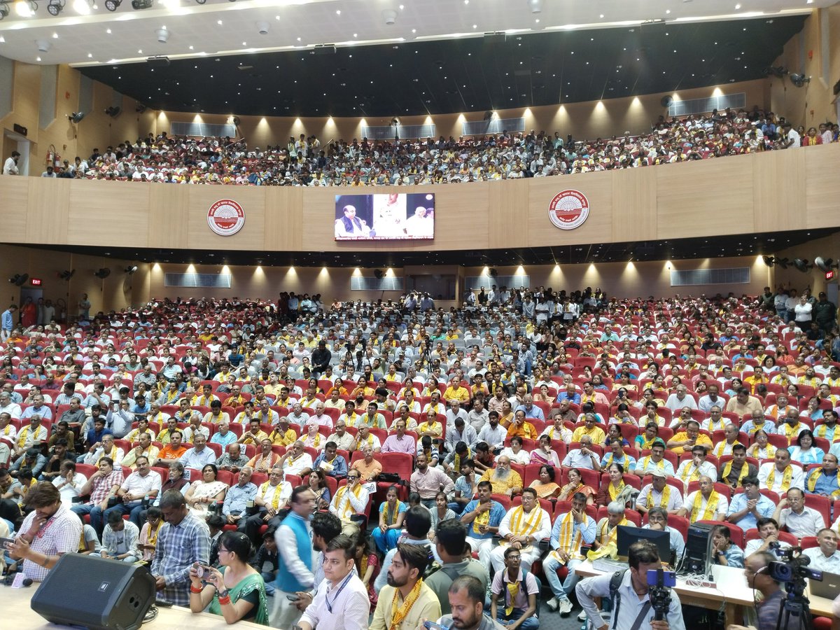 GitaManishi's tweet photo. कानपुर विश्वविद्यालय में गीता संगोष्ठी के दौरान स्मारिका विमोचन एवं राज्यसभा सांसद व भाजपा के राष्ट्रीय प्रवक्ता @SudhanshuTrived जी एवं कानपुर विश्वविद्यालय के कुलपति प्रो. विजय कुमार पाठक जी को गीता प्रेरणा भेंट।
#GitaSeminar #Kanpur #GitaManishi #GitaGyanSansthanam #GIEO_Gita https://t.co/N2auvKmECx