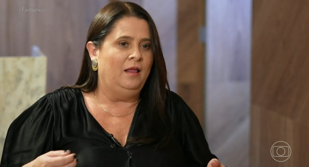 thkalinda's tweet image. cara chamaram A ADVOGADA da larissa manoela pra rebater a declaração dos pais de que ela comprava o que queria com os cartões de crédito. a advogada explicando que eram todos gastos controlados e ela tinha que pedir até UM SAPATO. é o dinheiro dela, isso é loucura #fantástico