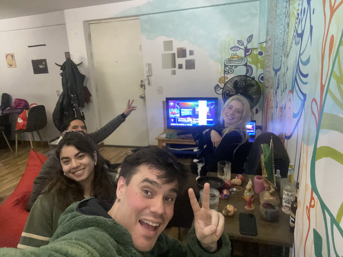 Valeriapz1's tweet photo. Otro domingo más viendo al Tío michocas con los amigos !!! Panorama ver la eliminación de #GranHermanoCHV https://t.co/MDfqcXrcKD