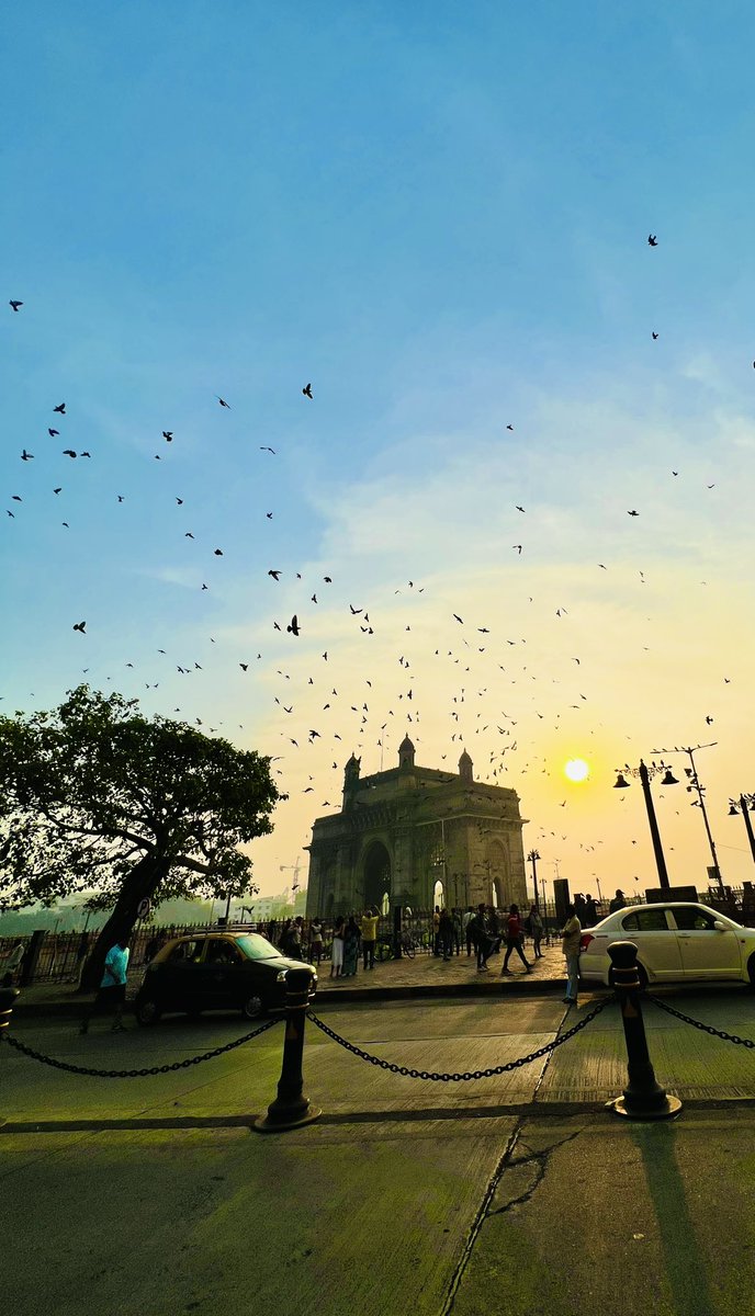 'Stepping into a new day with the soothing rhythm of a morning walk, the golden hues of sunrise, and the iconic Gateway of India as my backdrop.' #Mondayvibes