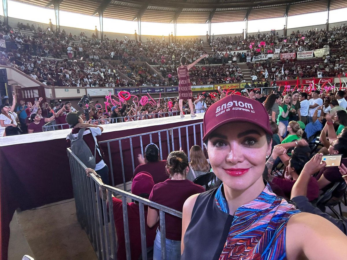 GabyJimenezMX's tweet photo. Tremendo día tuvimos hoy en #QuintanaRoo lleno de euforia, mujeres #Sheingonas y mucho cariño para la Dra. @Claudiashein 
Estamos a 8 días de la encuesta de #Morena y si les preguntan:
#ClaudiaEsLaRespuesta 😌
#MujeresConClaudia https://t.co/UFSD1tCGAk