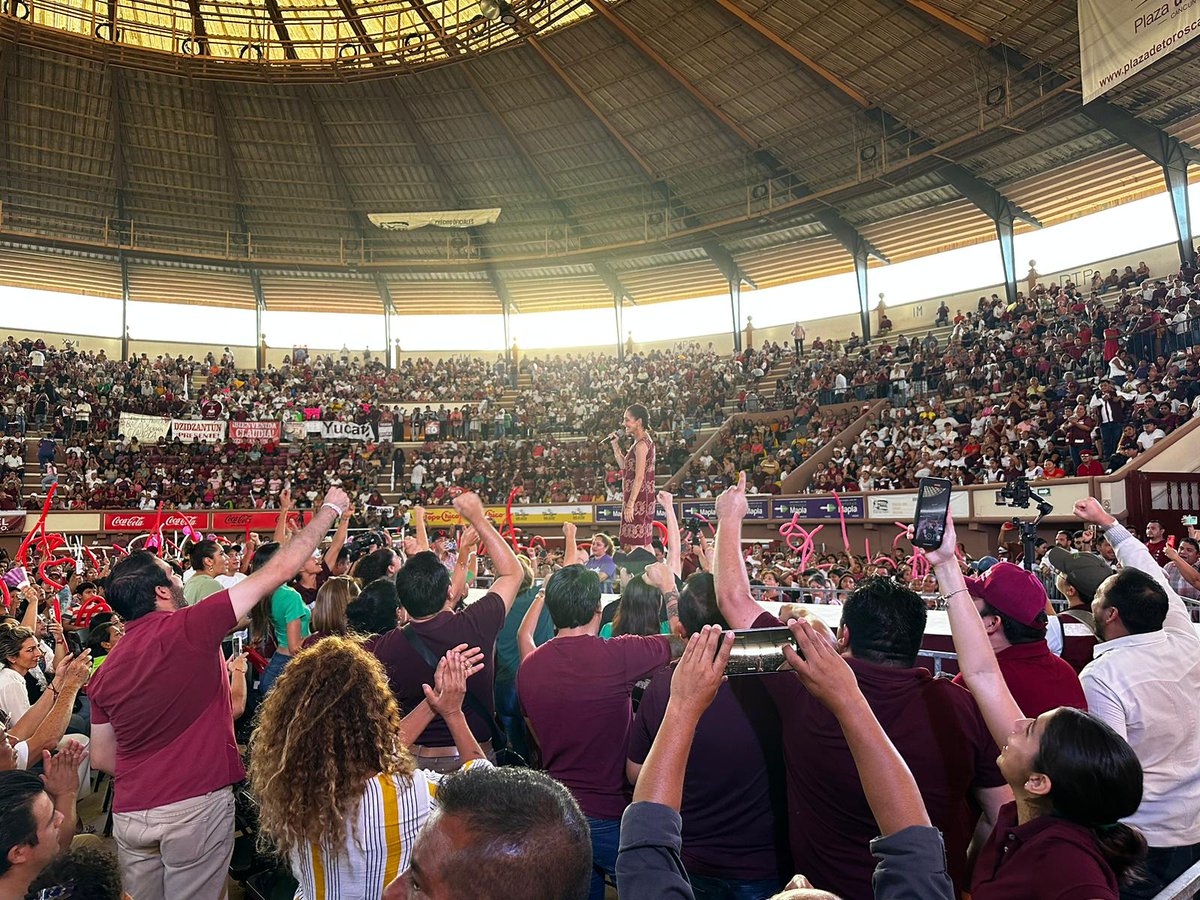 GabyJimenezMX's tweet photo. Tremendo día tuvimos hoy en #QuintanaRoo lleno de euforia, mujeres #Sheingonas y mucho cariño para la Dra. @Claudiashein 
Estamos a 8 días de la encuesta de #Morena y si les preguntan:
#ClaudiaEsLaRespuesta 😌
#MujeresConClaudia https://t.co/UFSD1tCGAk