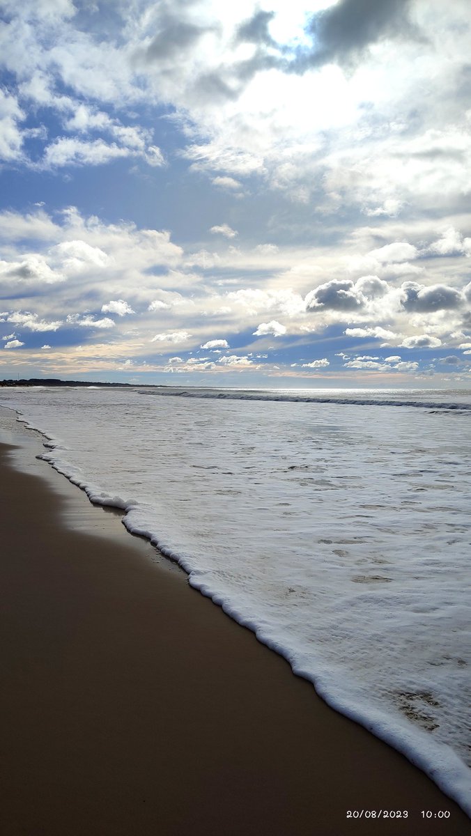 Disfrutar la playa de Costa Azul en un día de invierno, con sol y muchas olas.🌊📸
Mágico total, una de las tantas hermosas playas de nuestro departamento. 
<a href="/MarcaUruguay/">Marca País Uruguay</a> <a href="/TurismoRocha/">Turismo Rocha</a> <a href="/ElAtlanteRevist/">⛵️ El Atlante</a> <a href="/MAmbienteuy/">Ministerio de Ambiente</a> <a href="/galeriarevista/">Galería</a> <a href="/Jonycasella/">Jony Casella</a>
