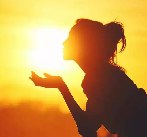 .

Umut İstiyorsan Eğer,
Güneşin Her Gün,
Bıkıp Usanmadan,
Bunca Kötülüğün İçine 
Doğuşunu İzle...!
Güneşin Doğduğu Her Ufukta,
Umuda Giden Bir Yol Mutlaka Vardır...

GÜNAYDIN...

Mutlu Haftalar...

.