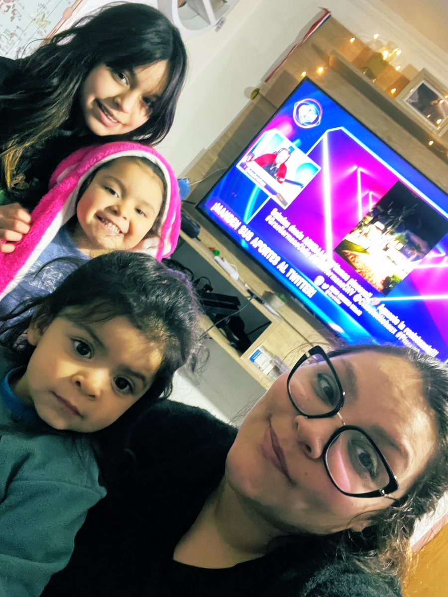 cotefabres's tweet photo. Hice de todo para acostar a las niñas antes, no se pudo, pero aquí estamos en el react @ClaudioMichaux #GranHermanoCHV #TheLulosShow #Agu https://t.co/KoC0K5CsYP