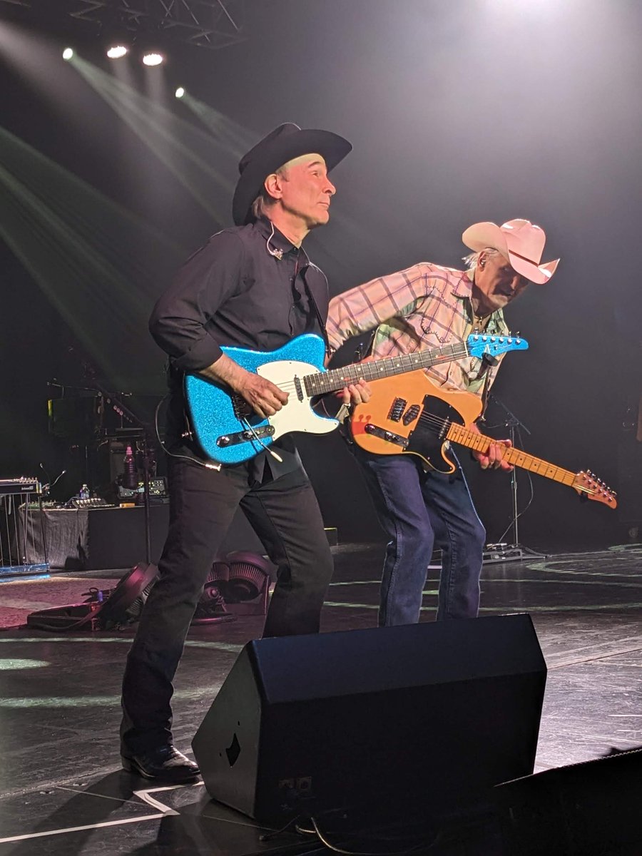 ebandit36201's tweet photo. Clint Black rocked the house at Oxford Alabama. Hayden Nicholas Really showed out on the guitar too.
The entire band was amazing. https://t.co/VHFNioFqR8
