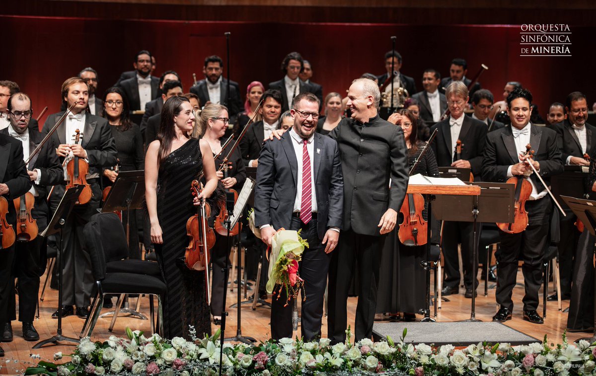 EmbaMexChn's tweet image. ¡Bravo! Este fin de semana con el apoyo de #DahuaTechnology se estrenó en México nuestro regalo sinfónico para China “Porcelana de Oro” de @cris_maryan 🍾. La @orquestamineria y Carlos Miguel Prieto deleitaron al público y a @EmbChinaMex en un concierto inolvidable. 🎊@SRE_mx