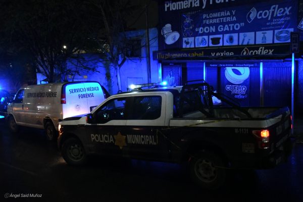 noticiasdeqro's tweet photo. #TRANSEUNTE |👦🏻✝️Transeúntes lo observaron en la vía pública son moverse por casi tres horas; autoridades presumen una broncoaspiración
Por una aparente broncoaspiración fue como habría perdido la vida un hombre.
Toda la información aquí:
https://t.co/Fo6uwfS6oE
#QRO https://t.co/HOKolCWHkN