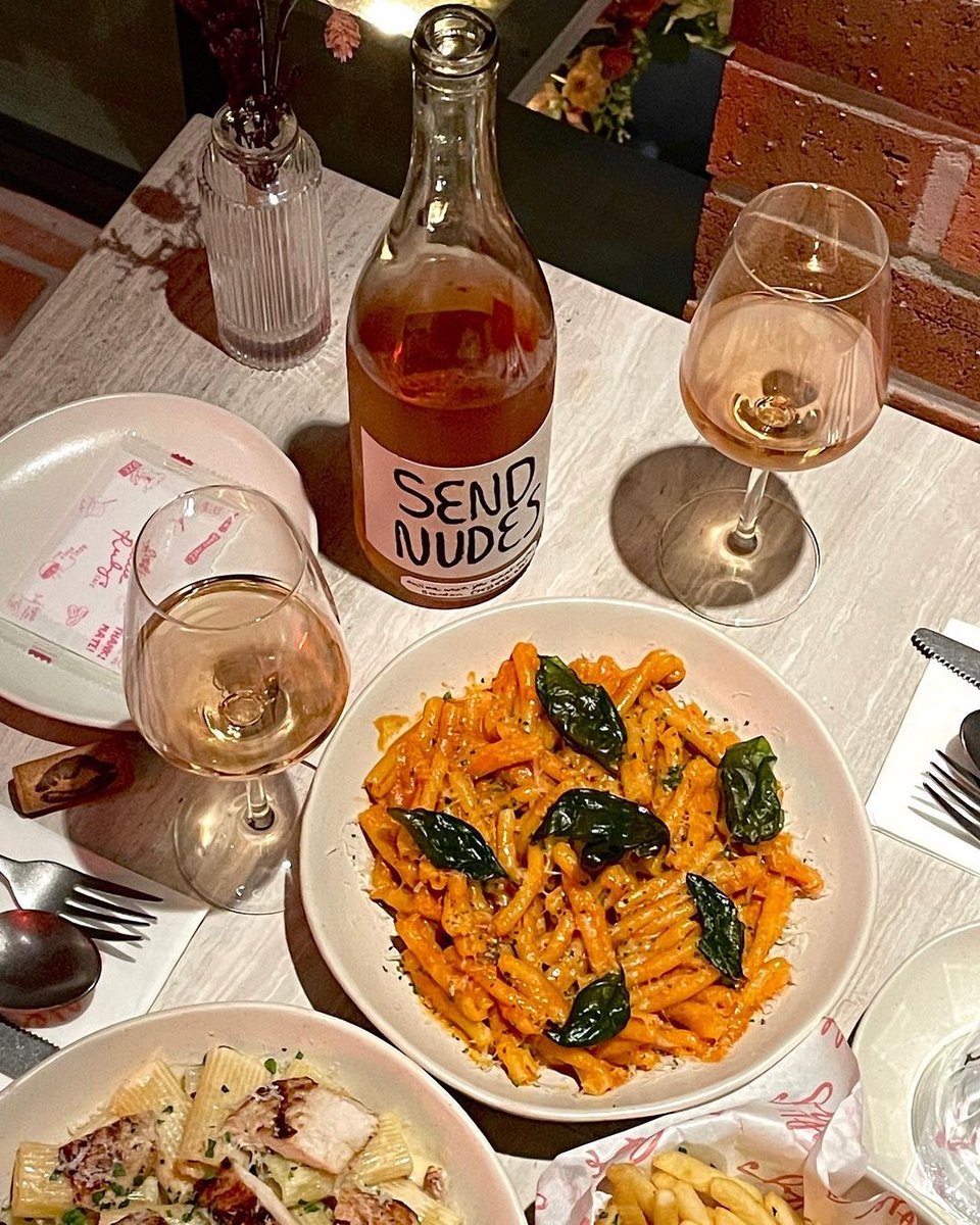 pegopa_korea's tweet photo. 🇰🇷韓国ソウル・狎鴎亭ロデオにあるカフェ！

🌷루비스카페🌷

店内も料理も写真映えができる💐

オーストラリア式のブランチが有名で
人気メニューのシュリンプパスタは
クリームが濃厚で美味しい🤍

📍서울 강남구 압구정로46길 55

#ペゴパ #韓国情報 #韓国料理 #韓国 https://t.co/zMMdHq8QCU