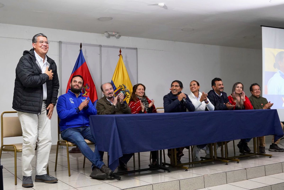 yakuperezg's tweet photo. El Ecuador le dijo Sí al #Yasuní - Sí al #ChocóAndino, Sí a la vida, Sí a la naturaleza, con estos resultados GANAMOS, ganó el país, ganaron nuestras generaciones venideras con un Ecuador que va a cuidar nuestra Casa Grande.

Gracias a las personas que confiaron en este proyecto, a quienes nos dieron su abrazo en cada rincón del país. A las organizaciones políticas de la Alianza Claro Que Se Puede por confiar en un liderazgo colectivo para el #Ecuador🇪🇨

Gracias a mi compañera de fórmula @NoryPinela, y a mi familia que me ha acompañado en este camino. 

Esto no termina aquí, a veces hay que dar un paso atrás para avanzar dos adelante y dos Consultas ambientales dieron un paso adelante. Desde donde me encuentre seguiré luchando por las causas socio ambientales, siempre pensando en las futuras generaciones 

#Yupaychani 👏🏼👏🏼