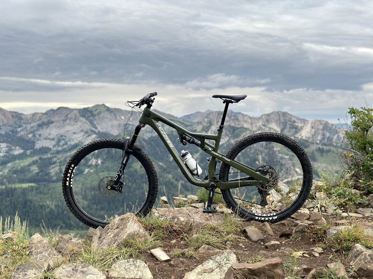 Slcpaintguy's tweet photo. SLC Crest trail 1.2. with the Delano Peak. @Fezzari #mtnbike #fullsend https://t.co/dsCjuhD7JR