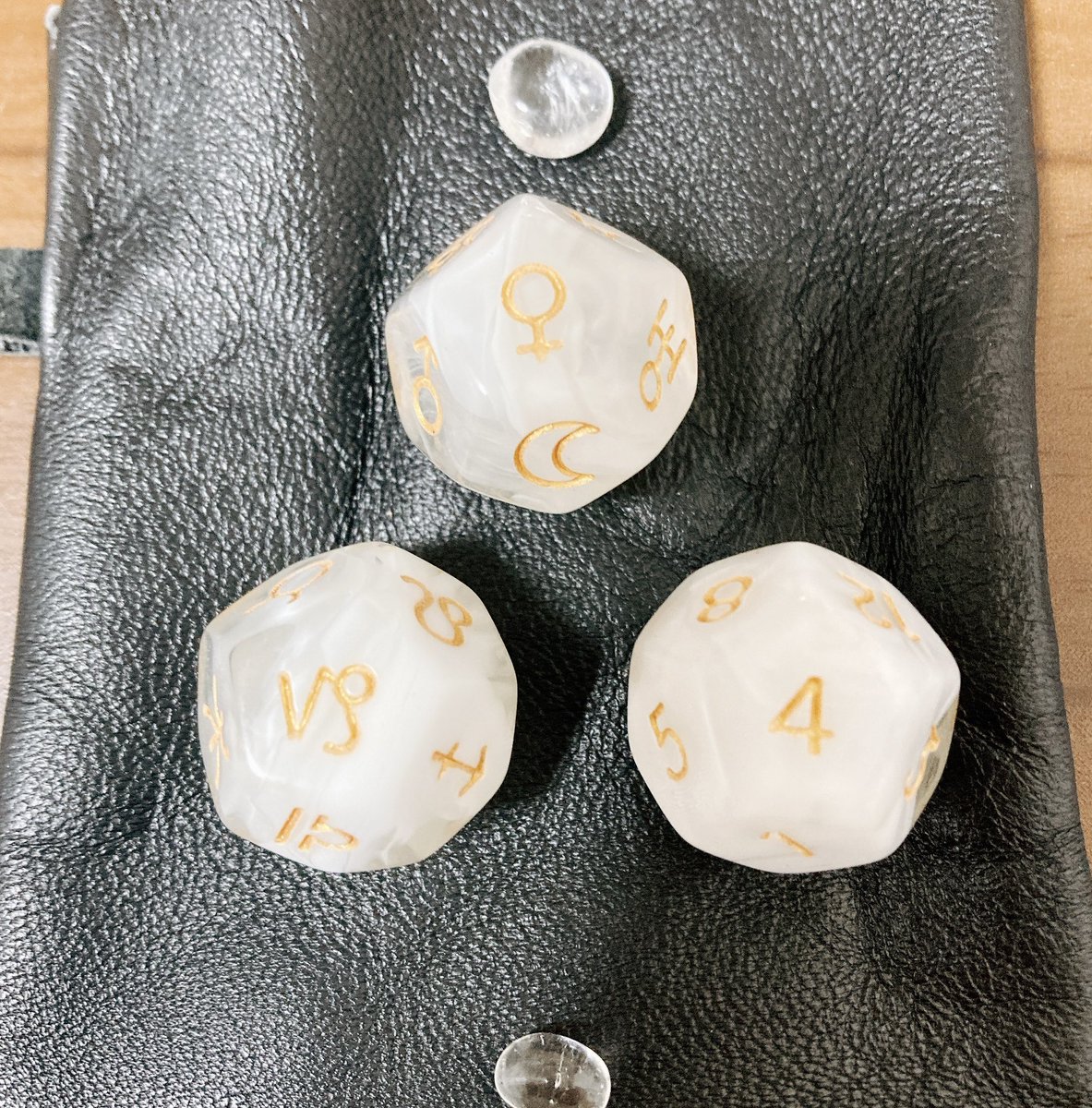 fuunfortune's tweet photo. フォーチュンカフェフーン占いメニュー🎴💁‍♀️🎲

🔮フーンの占い3点セット ¥5000
・アストロダイス
・花札占い3枚引き
・書物占いひとことサプリ

🔮花札1枚引き+ダイス＋ひとことサプリ¥2000

🔮花札占い3枚引き＋ひとことサプリ¥4000

🔮花札占い1枚引き ¥1000

🔮アストロダイス ¥1000 https://t.co/YPRszuPwAh