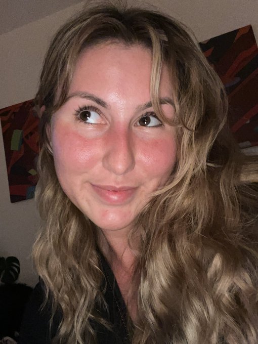 *has one dirty martini&hellip; turns into an e-girl* https://t.co/wwfIX3yayP