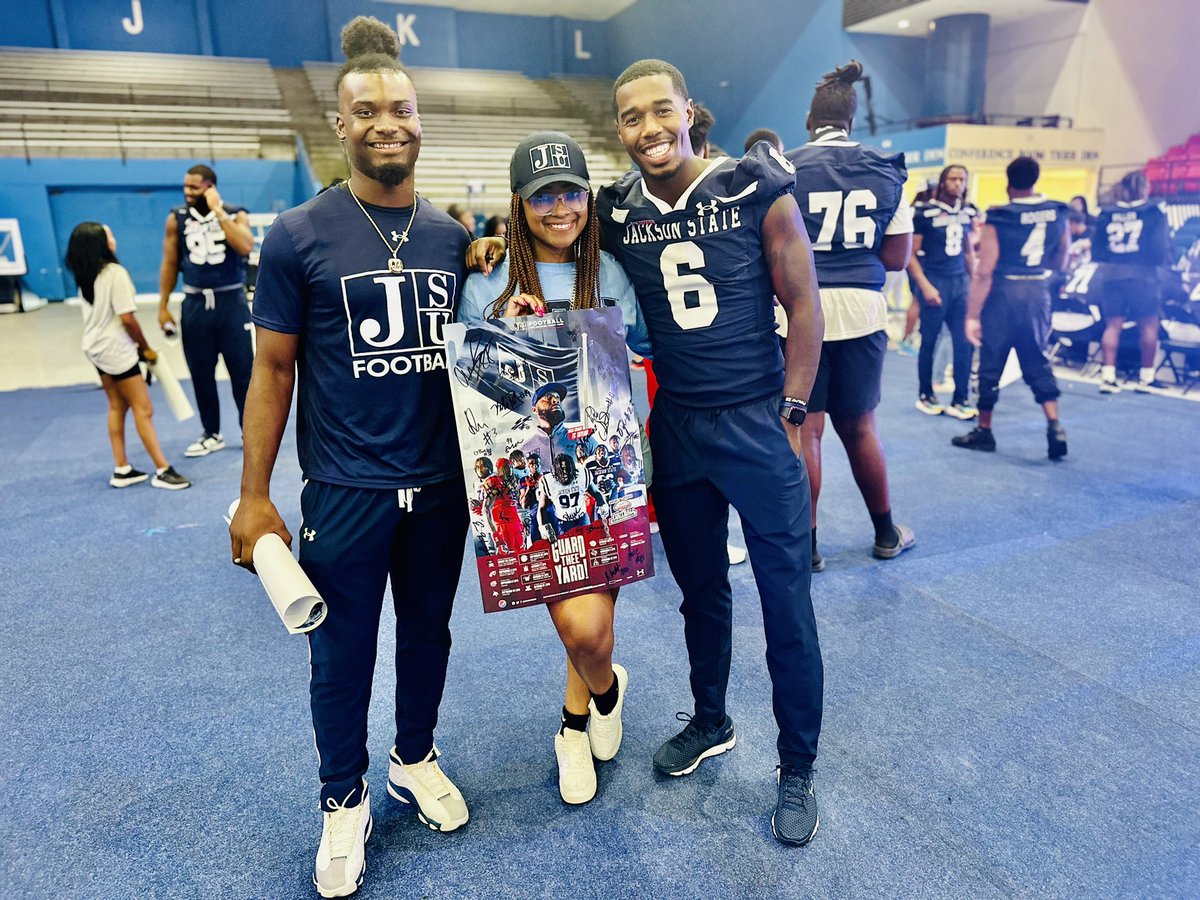 Aqua74320498's tweet photo. THEE boys are swoll!! They made me feel like a midget! Thanks guys for the pic #TheeILOVE #fallfanfest #CollegeFootball @EsaiasGuthrie @fns_jd23 https://t.co/qDbOZDFSwl