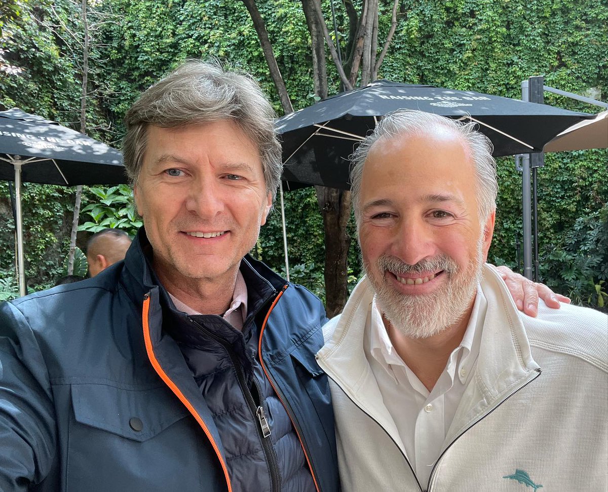 ResistenciaCMx's tweet photo. ¿Qué les parece esta dupla? 🤞🏻

#XóchitlVa
#MéxicoMereceMás https://t.co/BHhtZ5r3Ti