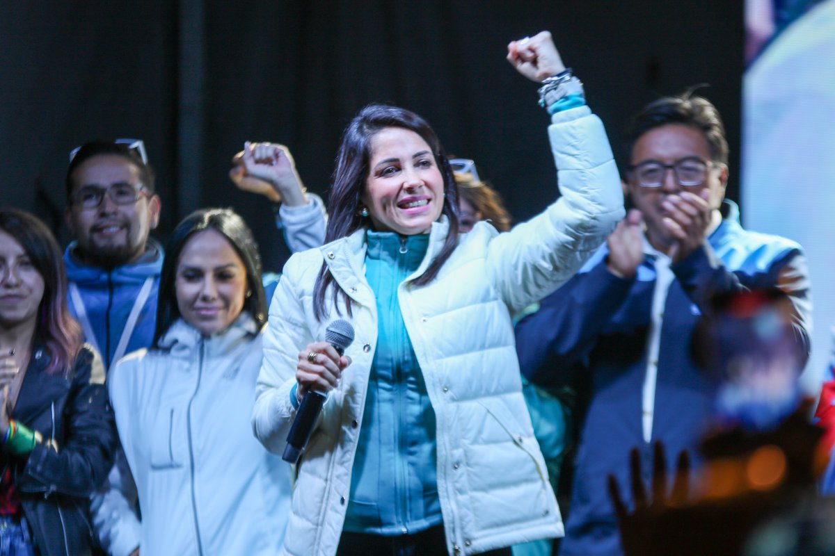 LuisaGonzalezEc's tweet photo. ¡Gracias Ecuador querido 🇪🇨, por esta victoria ciudadana! 💪🏼
Seguimos en esta lucha, en la que ya ustedes nos han dado una primera victoria y habrá una gran y definitiva segunda victoria. Sin cansarnos con la esperanza y fe en nuestro país 💪🏼#ResurgirDeLaPatria https://t.co/7TicozJb9X
