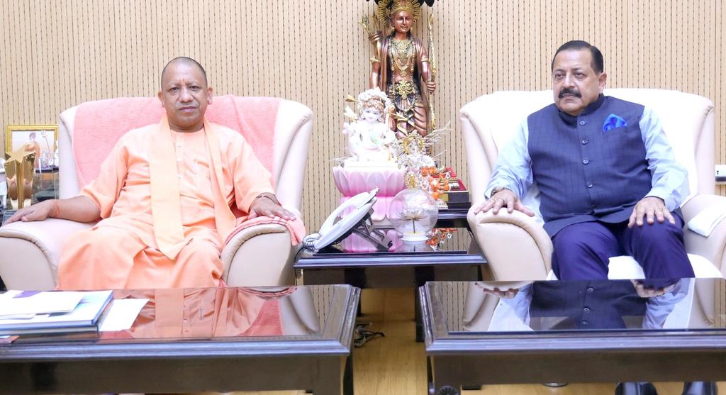 RisingKashmir's tweet photo. #Yogi, #DrJitendra discuss #DigitalGovernancePlan for #UP

#Stateland offered for #BiotechPark

@DrJitendraSingh @myogioffice @myogiadityanath @PMOIndia
@HMOIndia @PIB_India

https://t.co/6ayaiKsQ1z https://t.co/TmproLgRdL