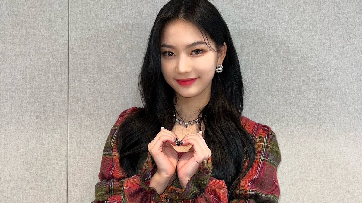 Pido silencio en mi cuarto porque al que respiré le va a tocar un poco del loop of #𝕚ntø𐦍𝕥hǝ新しw͟ōrld porque hoy es día mundial de las chiquitas hermosas @girIstation y con todo el #g𝕚rlsʼ𝕥at𝕚ōnꕀm͟p𝟛 a todo el volumen 

⠀  𝕝ᴉi𝑙a’s  🪷-  𝚅ǝ𝕣𝚂ē