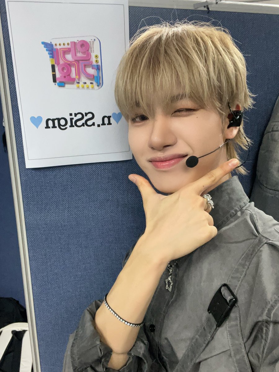 Nssignlatamofc's tweet photo. #TWITTER ᎒ 

.[#Heewon] Alférez en Inkigayo  

#nsign #nSSign #HUIWON

— Trad esp: ﹫nssignlatamofc

#nSSign #엔싸인 #BIRTH_OF_COSMO
#웜홀 #Wormhole #NewTrack #SuitDance https://t.co/yXaERDcyCC