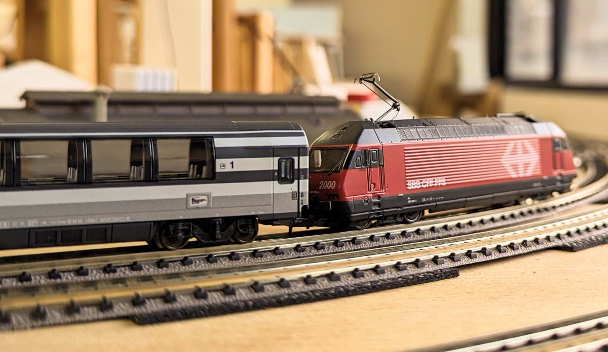 elmertrain1's tweet photo. 前面に2000と書いてあるSBBRe460などで
けん引していただければと思います。
EL Re 460 085-4 SBB EpⅤ
https://t.co/MBoA5IWddT
#SBB
#Re460
#ElmerTrain
#エルマートレイン https://t.co/N1HxwdSFhr