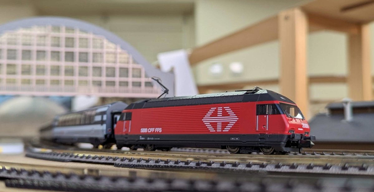 elmertrain1's tweet photo. 前面に2000と書いてあるSBBRe460などで
けん引していただければと思います。
EL Re 460 085-4 SBB EpⅤ
https://t.co/MBoA5IWddT
#SBB
#Re460
#ElmerTrain
#エルマートレイン https://t.co/N1HxwdSFhr