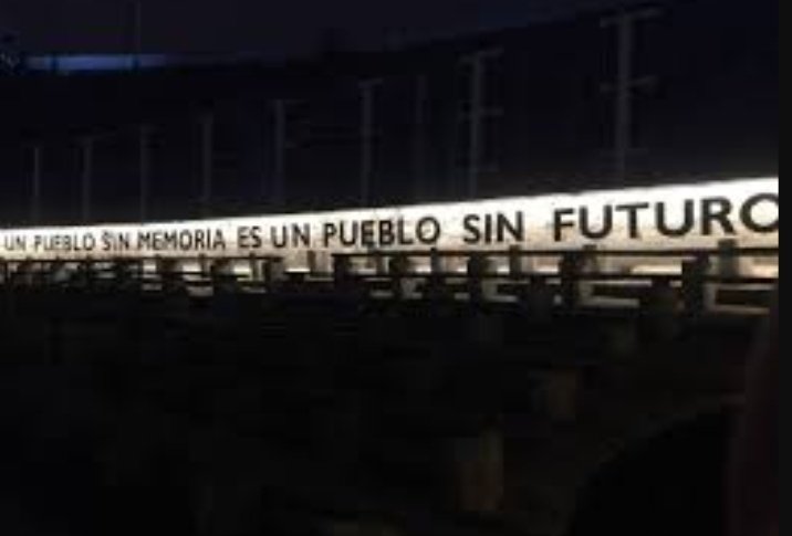 PipeAllendeM's tweet photo. #50AñosDelGolpe

Informe Valech 

"El 20 de octubre de 1973, ocho militares acompañados de un carabinero irrumpieron en su casa, comenzando en el acto a golpear brutalmente a sus hermanos de 15 y 16 años, en presencia de su madre y de su hijo menor, un niño de 8 años de edad. Justificaban la agresión alegando su participación en un asalto a un retén de Carabineros en Valdivia. Los militares y el carabinero sabían los dos apellidos de los hermanos acusados del asalto; sólo el apellido paterno coincidía con la identidad de las víctimas. Así lo hizo saber la familia e incluso los vecinos, aunque sin ningún resultado por parte de los agresores. Como resultado, ambos jóvenes fueron torturados hasta la muerte. Días después, tras peregrinar en su búsqueda por distintos lugares de detención, su madre los halló en la morgue. Ambos habían sido masacrados. A uno de los adolescentes le faltaba parte de la cara, tenía la boca llena de excrementos de caballo, de espinas, de pitilla. De acuerdo con el relato de la denunciante, la única hija mujer, ella y su hermano mayor fueron detenidos cuando viajaron a Santiago para denunciar ambos asesinatos ante los militares. A manos de éstos sufrieron torturas y prisión. El hermano perdió el juicio; ella quedó con secuelas físicas invalidantes y debió partir a un largo exilio, tras seis meses de cautiverio cumplidos parcialmente en el Estadio Nacional. En relato adjunto, así resume su situación personal y familiar:

....por el golpe del 73 por alcance de apellido los señores militares y Carabineros destruyeron nuestra familia. Desde el 73 jamás hemos sido felices, ya que yo fui detenida, o sea presa, torturada por un periodo de 6 meses por reclamar. La injusticia y crimen que habían cometido los militares de Valdivia, juntos con los Carabineros. Ellos han destruido toda nuestra familia, quedando sin hermanos y sin padres, ya que con los golpes que le dieron a mi padre por defender a mi hermano y decir que nosotros [no correspondíamos a la familia de quienes se buscaba], por decir la verdad, le dieron muchos golpes, que en mi pobre papá perdió su mente y estuvo muchos años en la Casa de Orate, o sea en el manicomio en Valdivia, como al igual a mi me detuvieron con mi hermano mayor [...] con él yo fui a Santiago a dar cuenta. Con mi ignorancia, fuimos a contarles, lo que habían hecho los militares en Valdivia con nuestra familia; los escucharon, cuando ahí mismo los tomaron a punta de culatazos por la cara y por el cuerpo y patadas les pegaban a los dos, y también me pegaban como si yo hubiese sido hombre, me pegaron sin compasión incluso hasta por los senos, yo tengo todo mi cuerpo con las marcas del 73. Mi cuerpo está todo cortado, mis tobillos fracturados, mis manos fracturadas, mis rodillas todas cortadas y tengo el hombro de mi brazo derecho, la clavícula fracturada, y tengo los párpados, rotos, cortados, porque los militares, cuando me detuvieron nos pegaron mucho [...] Ellos iban a matar a toda mi familia yo les suplicaba, les pedía de rodilla que no lo hagan tanto daño, nosotros no teníamos ni idea, el por qué nos hacían tanto daño, nunca hemos estado en política, nunca habíamos estado detenidos, nadie de nuestra familia"