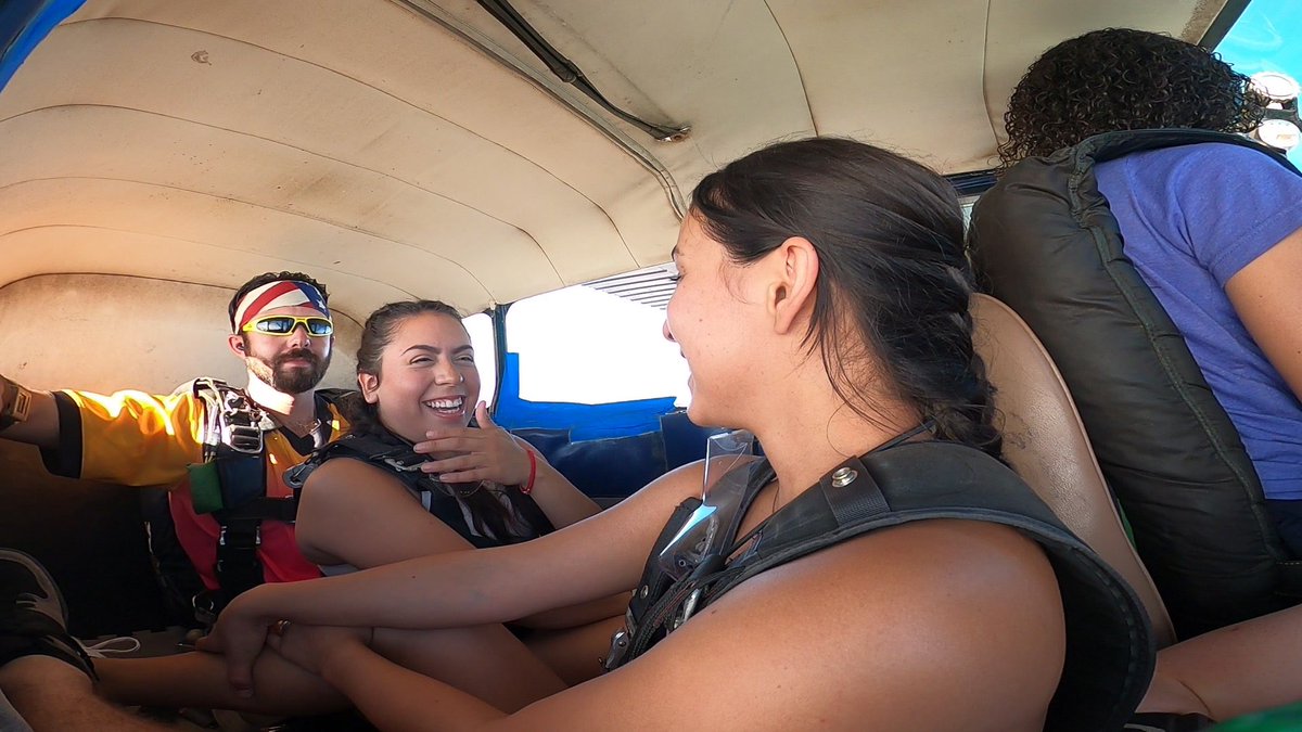 kimmmy___'s tweet photo. Skydiving with my forever friend.🪂❤️🔗 @yarii__sandoval https://t.co/mjb9ouZFvf