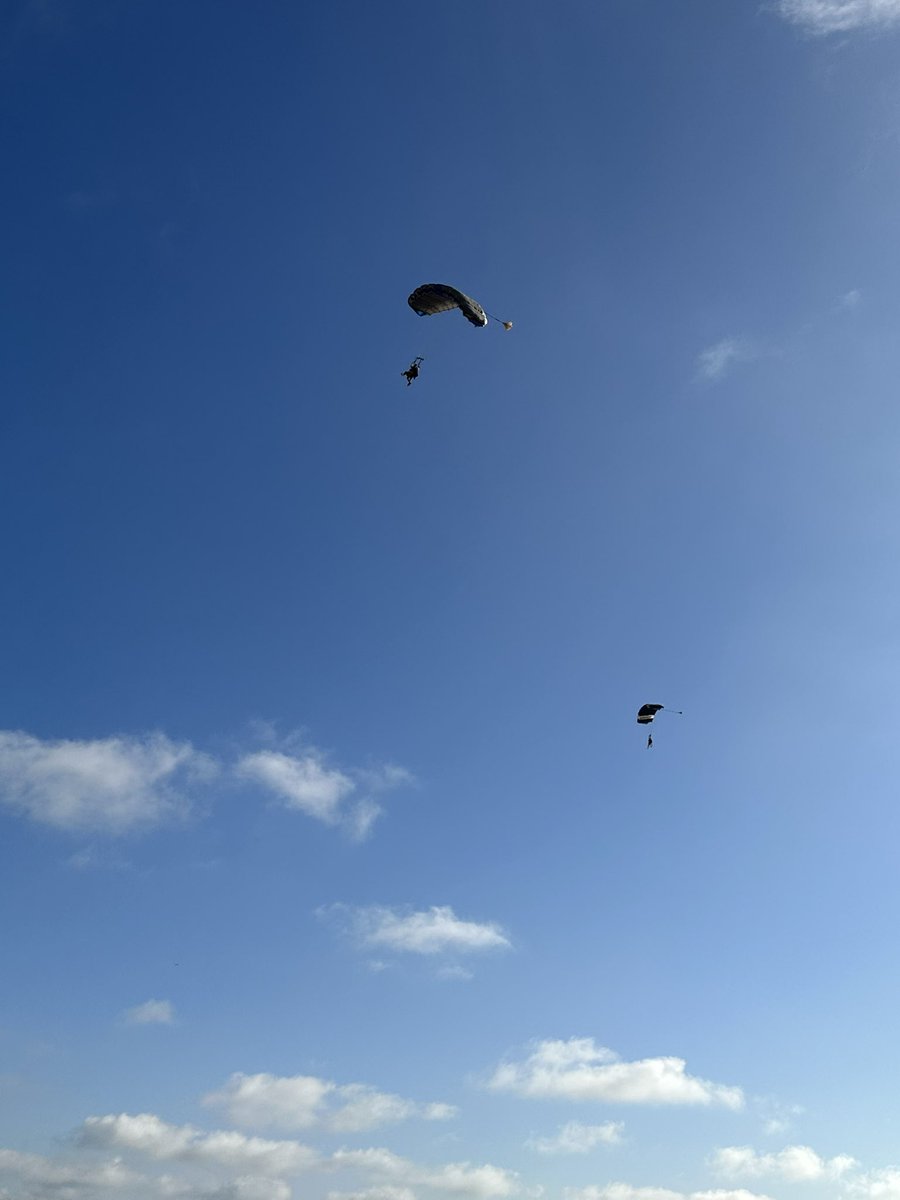 kimmmy___'s tweet photo. Skydiving with my forever friend.🪂❤️🔗 @yarii__sandoval https://t.co/mjb9ouZFvf