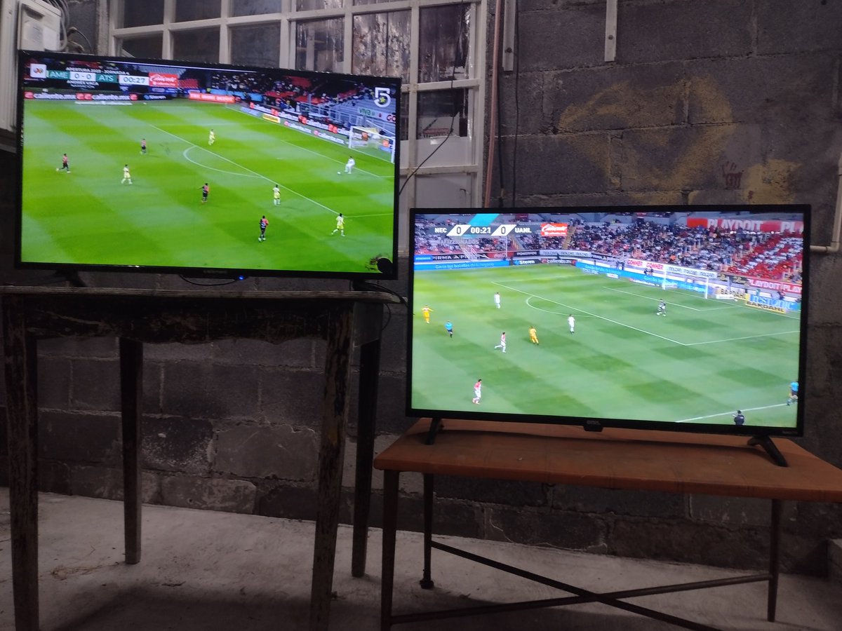 ramirezz_manuel's tweet photo. Cuando el equipo de tu pareja juega a la misma hora que tú equipo 😅😅😅 

Apoyando a @ClubNecaxa cómo siempre gane o pierda y en esta ocasión también mirando el juego de @ClubAmerica 

#FuerzaRayos⚡⚡⚡ https://t.co/QgvkxlzaaK