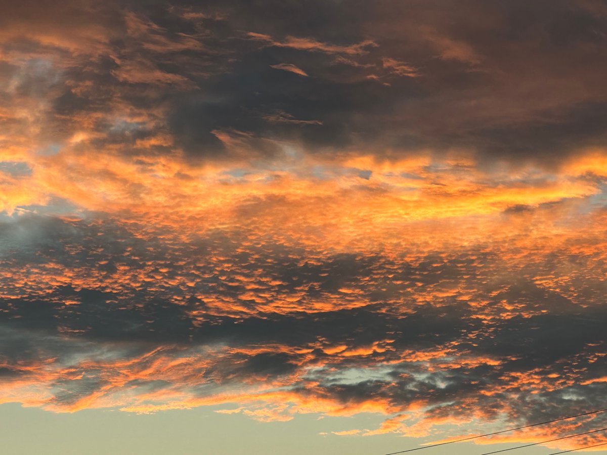 ctaMike's tweet photo. Warm Bay Area weather doesn’t always mean a hot sunset, but it did this Sunday night. The fiery view from San Jose. @NWSBayArea @NativeSantaCruz @RobMayeda @TunedToTheresa @PaulKPIX @karlmondon @JohnShrable @KariHallWeather @LyanneMelendez @SrveaPrez @CTAElizabeth https://t.co/9PhWhTgmGN