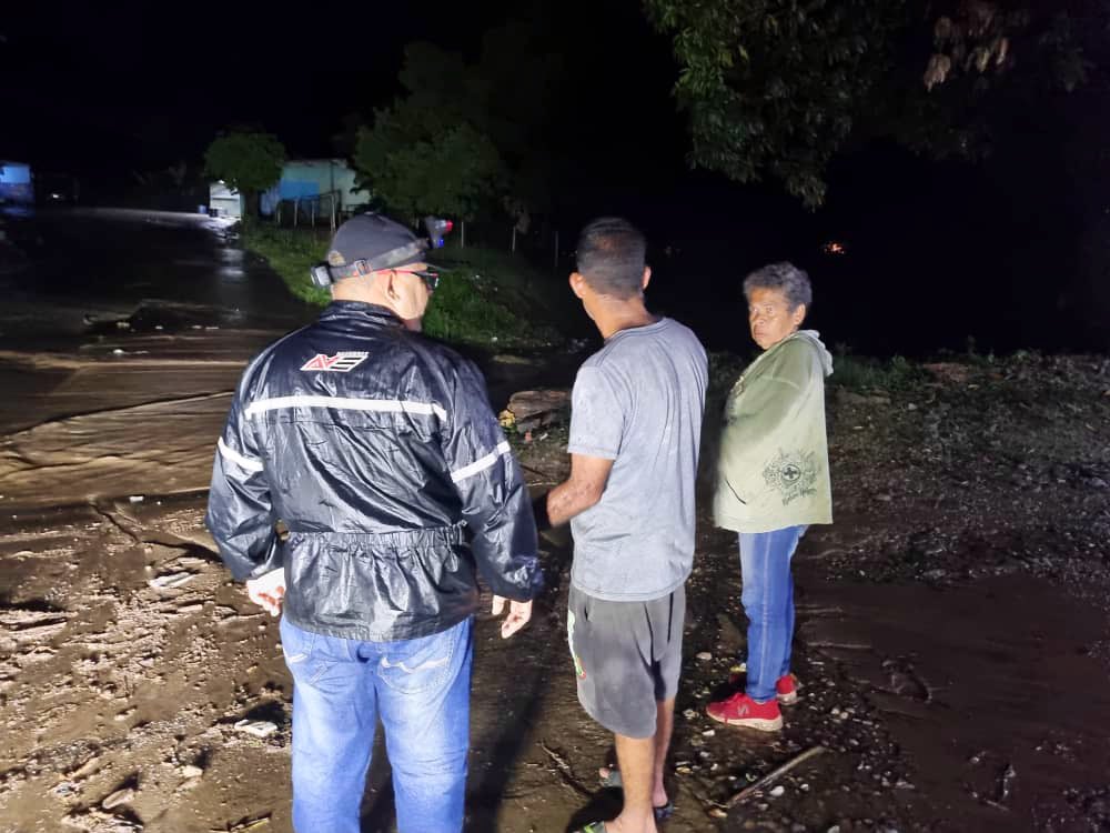 johanitakenpo's tweet photo. #20Ago He orientado a @iapcmarino a desplegarse en las comunidades para verificar el nivel del afluente en ríos y quebradas ante las fuertes lluvias. Nos mantenemos monitoreando los boletines del @INAMEH y recibiendo información a través del 0800ALERTA1 #EstaEsNuestraCultura https://t.co/83TyncgogI