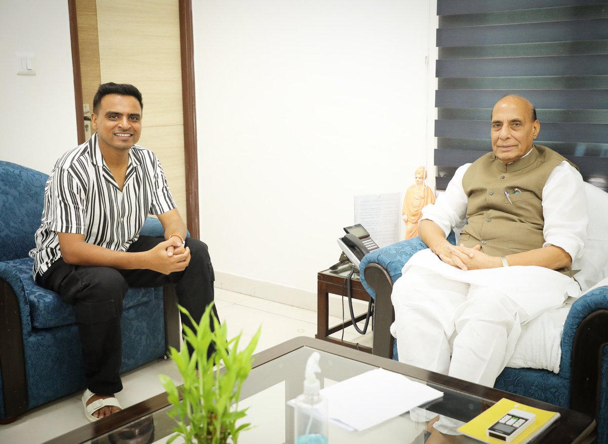 JaikyYadav16's tweet photo. एल्विश यादव को भाजपा ने अपने पाले में कर ही लिया।

रनवीर इलहावादिया को तो सभी मंत्री इंटरव्यू दे ही रहे हैं।

पीयूष गोयल ने 50 से ज़्यादा बड़े यूट्यूबर्स के साथ बात की ही है।

अब अमित भड़ाना भी राजनाथ जी से मिल लिए।

अब ज़हर TV से ही नहीं बल्कि यूट्यूब से भी निकलेगा। https://t.co/hYJ9KeA7Ys