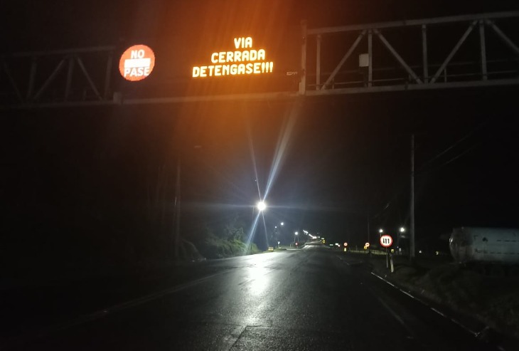 CoviandinaSAS's tweet photo. (10:22 pm) Continúa cierre total por caída de material en el K58+900  paso urbano de Guayabetal y K56+680 Quebradablanca. Puntos de control en la vía y en el K0+000 en Bogotá y en Villavicencio K83+000. No se tiene aún tiempo y fecha de apertura. #713 https://t.co/VMcebgAXvm