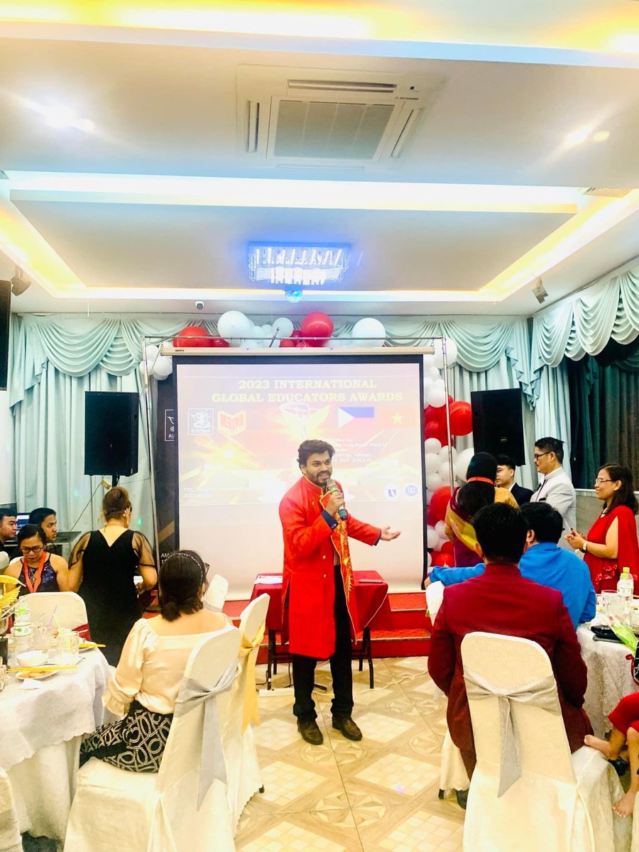 PratikMungekar3's tweet photo. #representedindia #drpratikmungekar #hochiminhcity #awards #vietnam #gratitude
Proud to be elected as Aloysian Educator Fellow.

We exchanged and showed our culture.India is renowned for its diversity, and we consider ourselves to be one big family, or "vasudhaiva Kutumbakam." https://t.co/P3f8f9Tc92