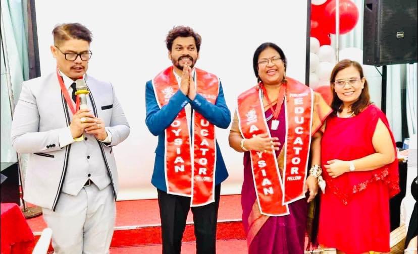 PratikMungekar3's tweet photo. #representedindia #drpratikmungekar #hochiminhcity #awards #vietnam #gratitude
Proud to be elected as Aloysian Educator Fellow.
We exchanged and showed our culture.India is renowned for its diversity, and we consider ourselves to be one big family, or "vasudhaiva Kutumbakam." https://t.co/P3f8f9Tc92
