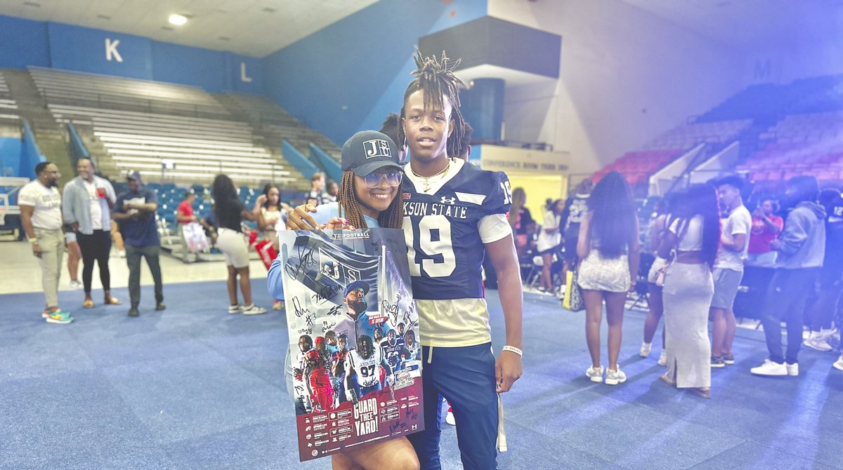 Aqua74320498's tweet photo. You know that boy @_KobePaul gonna ball!!! #TheeILove #Fallfanfest https://t.co/JFZtu77I42