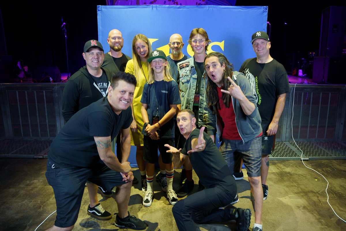 cure_92's tweet photo. @LessThanChris @gavfrontrow Amazing show last night! We had to much fun at the meet and greet as well. My nephew Rune was on cloud 9 at the end of the night @LessThanJake https://t.co/e2ZP3P932Y