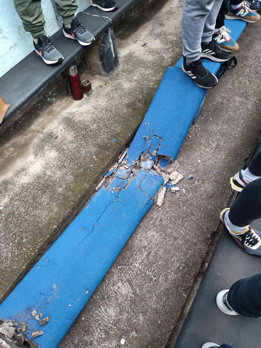 TricolorChala's tweet image. Dejando de lado el nivel de separación entre tablón y tablón, es lamentable la cancha de Liverpool. 0 visibilidad. Lo más triste es que se creen grandes. Para el 2015 que jugaban en la B quizás la cancha estaba bien, ahora están en la A. Arreglen eso…