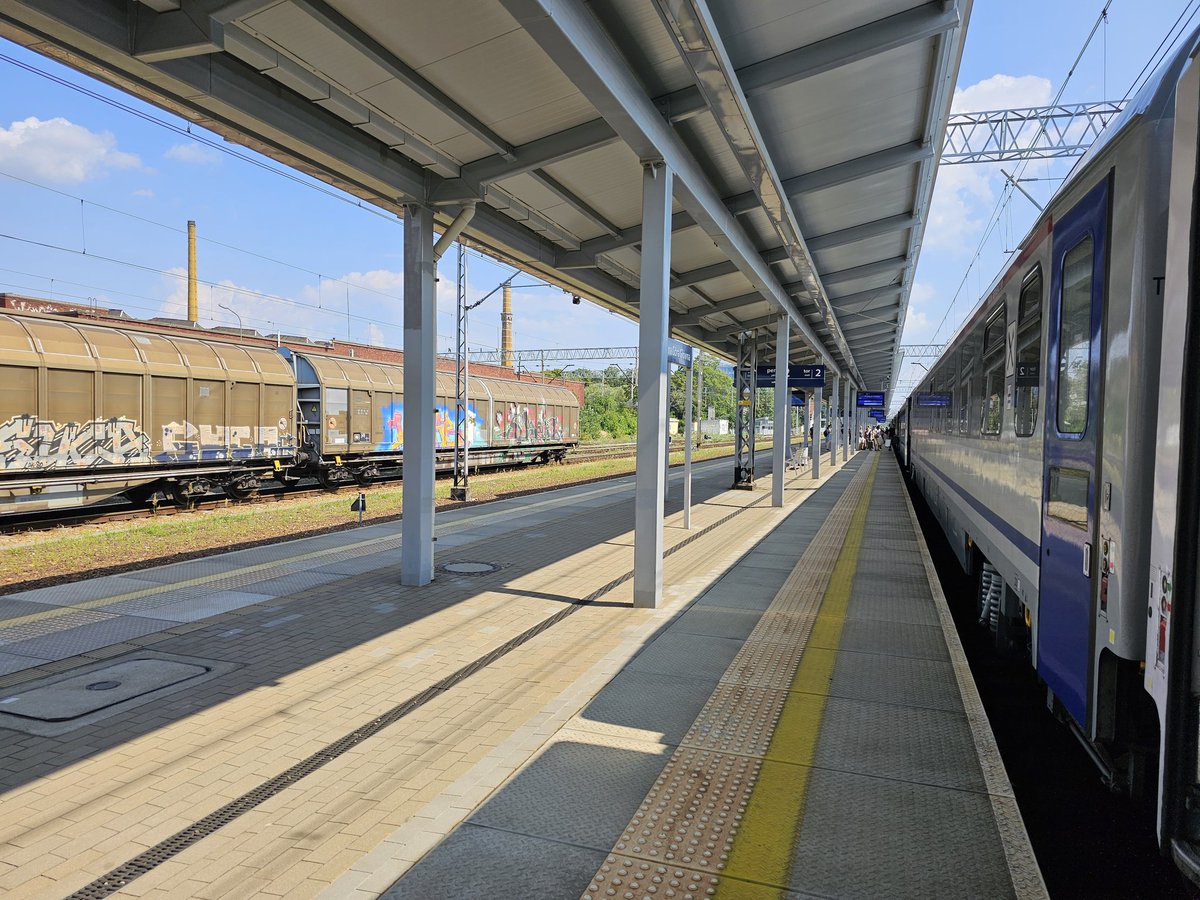 DekyrCH's tweet photo. Some first impressions of my yesterday started one week poland train trip with a friend! 🚂🚃🚃💨
Of course the first train from germany had a problem and we already improviced a bit to get back on our planed rout with @PKPIntercityPDP
More pics soon~
#poland #railfox #PKP https://t.co/rCfO4MANlH