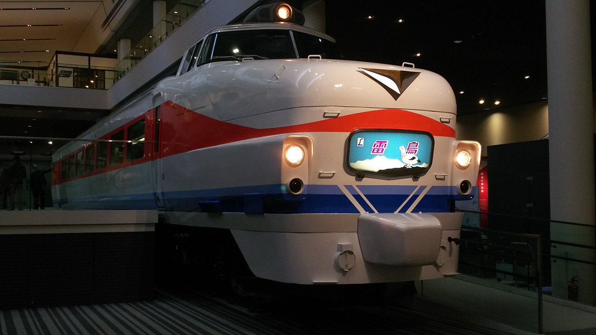 east_japan's tweet photo. 京都鉄道博物館のクハ489の復刻塗装の再現はホントすごかった。
片側は国鉄特急色と復刻塗装の差を比べれたし。 https://t.co/6w8xqZrlfB