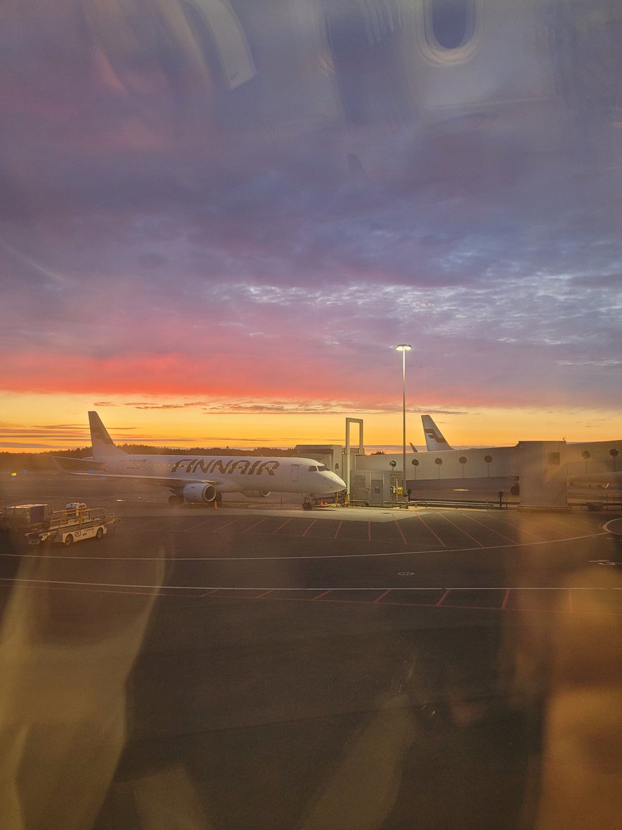 Mitkä aamun värit. Early bird lennolla Ouluun.