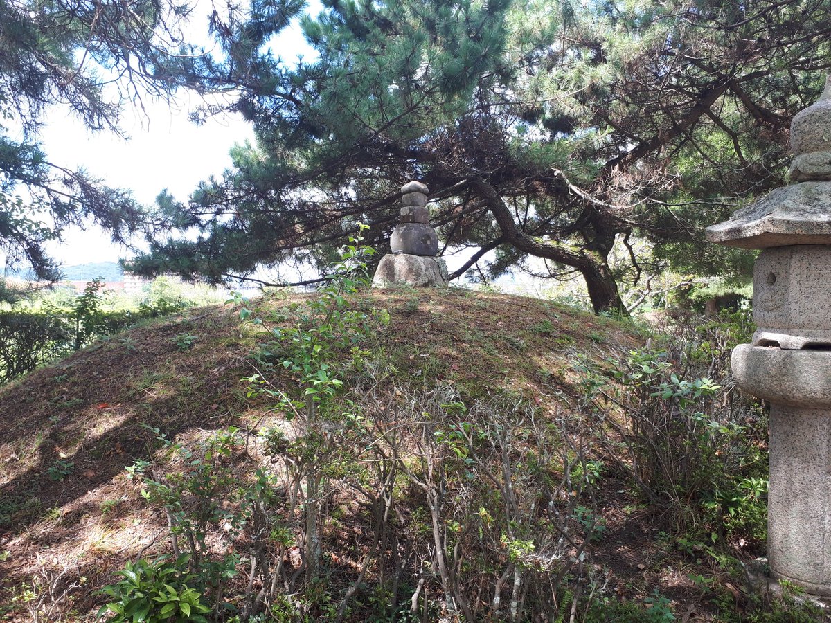 #高松城　
備中高松城跡にある清水宗治の首塚

浮世をば　今こそ渡れ　武士（もののふ）の　名を高松の　苔に残して