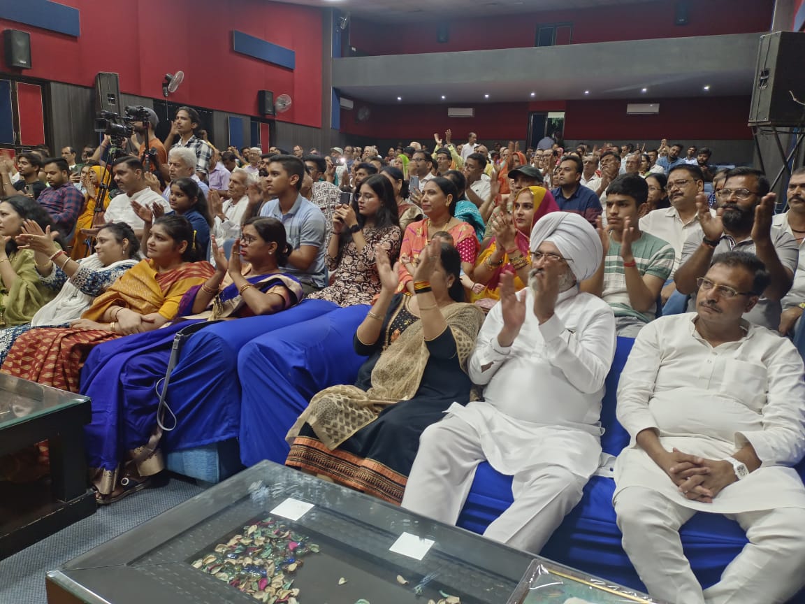 poojakapilmisra's tweet photo. #अलवर_राजस्थान 
#नागरिक_सम्मान_समारोह 
#सुनहरा_राजस्थान 

आजादी के अमृत महोत्सव पर सुनहरा राजस्थान द्वारा कवि सम्मेलन का आयोजन किया गया जिसमें अंतरराष्ट्रीय वीर रस कवि #विनीतचौहान जी के पिताजी जिन्होंने स्वर्गीय #रामधारी सिंह "दिनकर" जी स्वर्गीय #अटलबिहारीवाजपेई जी और अनेकों विश्व विख्यात कवियों के साथ कवि सम्मेलन किये, अनेकों पुस्तके लिखी  ऐसे अलवर का गौरव, भारत की शान आदरणीय कवि #बलवीरसिंह "करुण" जी का सम्मान किया 🙏🙏