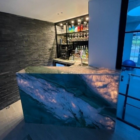 Dawnvale's tweet photo. Here is a stunning home bar we have just completed. We absolutely love seamless quartz frontage.
This is absolutely a dream bar, fully specced out with everything a bartender would need!
#Furniture #HomeBar #Bars #BarBuild #Showroom #ElegantDesign #BarFitOut #BespokeFurniture https://t.co/QtDDUuSV37