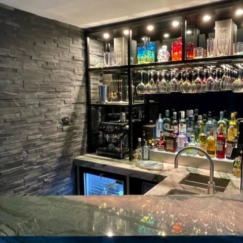 Dawnvale's tweet photo. Here is a stunning home bar we have just completed. We absolutely love seamless quartz frontage.
This is absolutely a dream bar, fully specced out with everything a bartender would need!
#Furniture #HomeBar #Bars #BarBuild #Showroom #ElegantDesign #BarFitOut #BespokeFurniture https://t.co/QtDDUuSV37